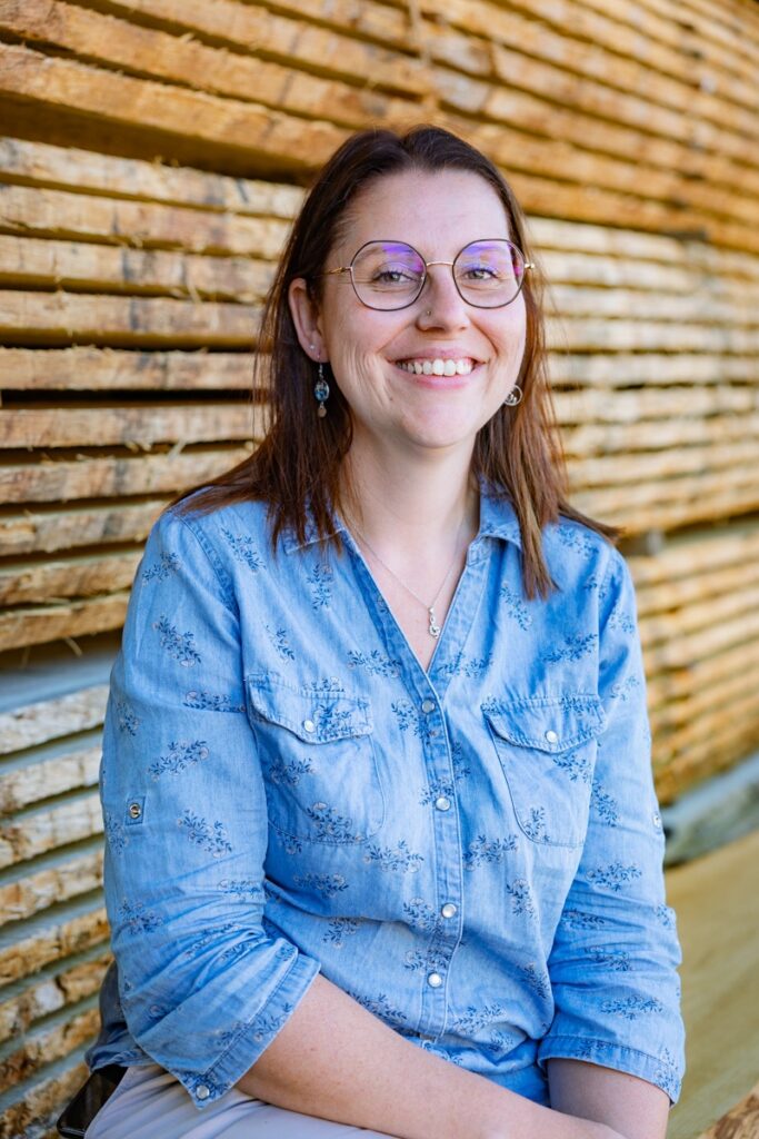 Qui sommes-nous ? 11 Portrait collaborateur d'Audrey Briet, responsable de site de la Scierie du Sauzé, société du groupe Monada